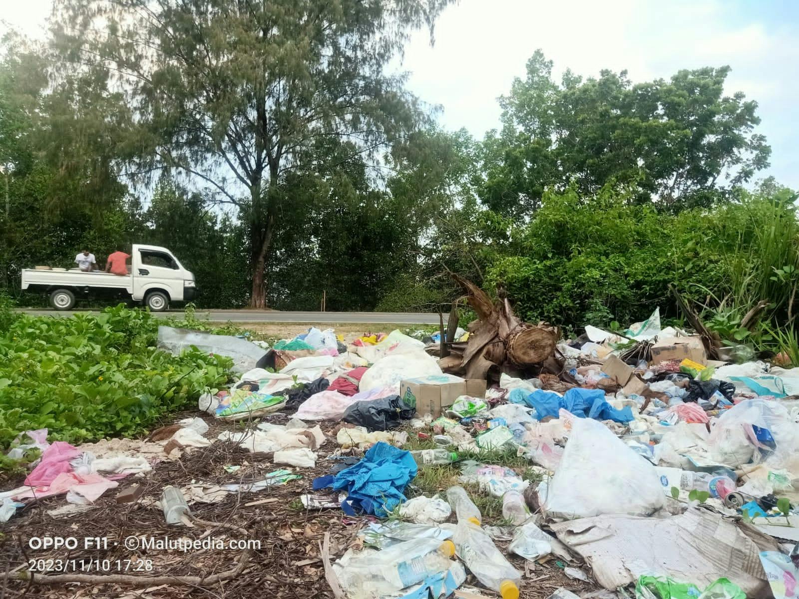 Sampah Busuk Menumpuk Layaknya TPA Di Depan Kompleks Waka Yoya