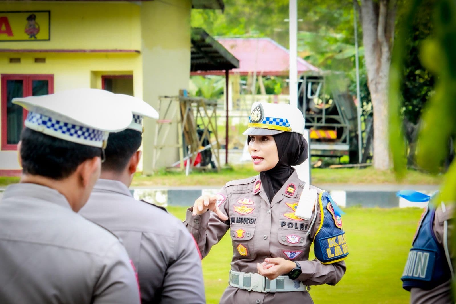 tingkatkan-edukasi-disiplin-saat-operasi-zebra-sat-lantas-polres-halteng-berikan-reward-ke-pengendara